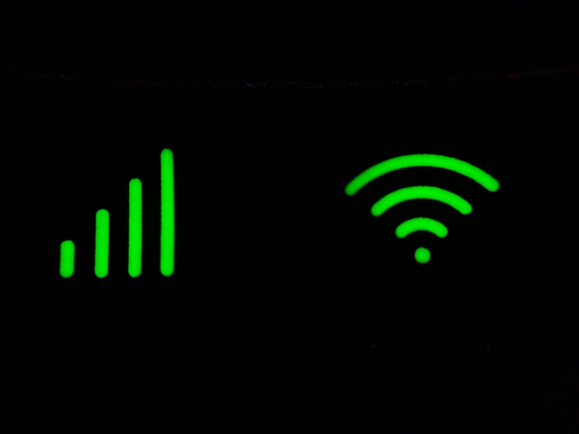 zielone ikony zasięgu i wifi na czarnym tle